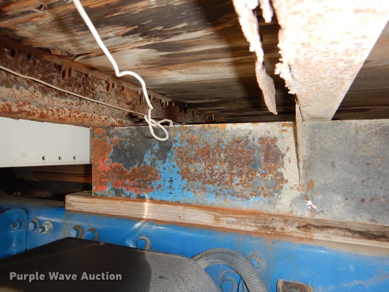 image for item DD8937 2005 Freightliner Business Class M2 grain truck