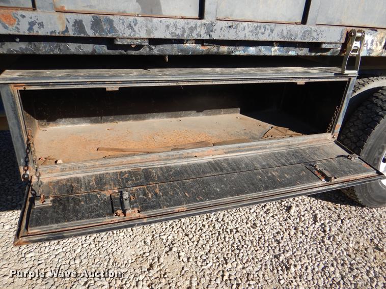 image for item DD8937 2005 Freightliner Business Class M2 grain truck