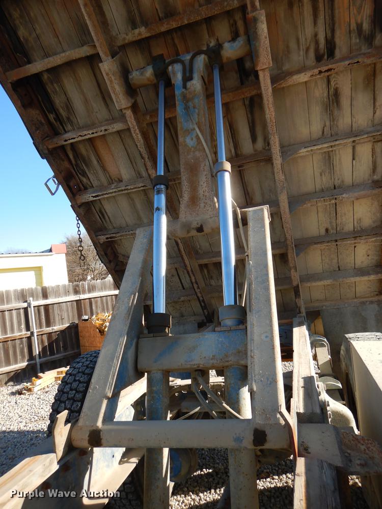 image for item DD8937 2005 Freightliner Business Class M2 grain truck