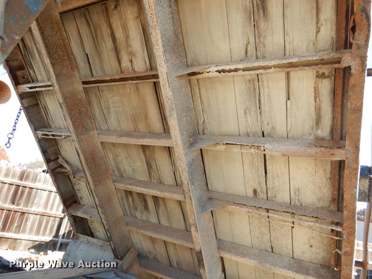 image for item DD8937 2005 Freightliner Business Class M2 grain truck