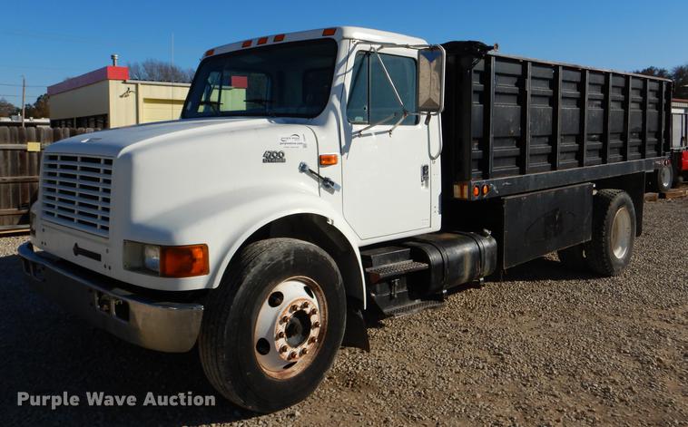 image for item DD8938 1999 International 4700 grain truck