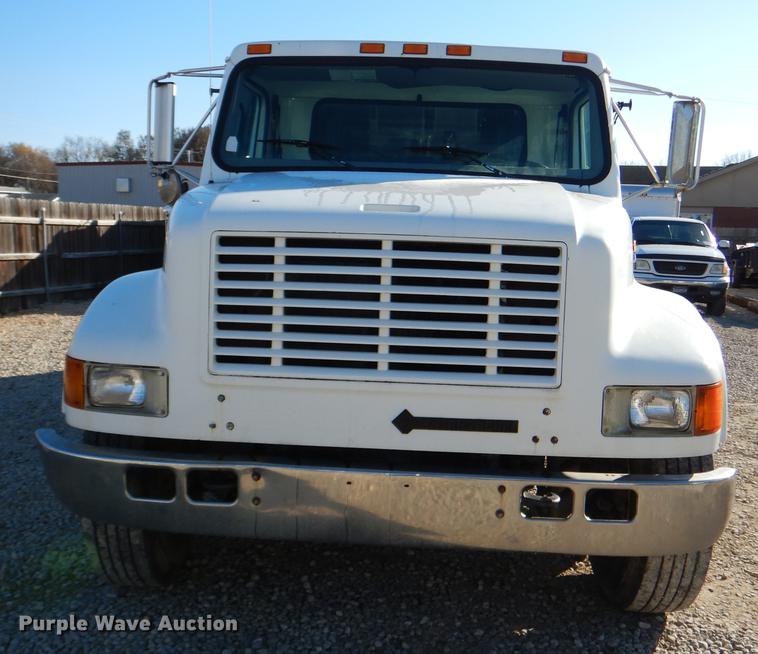 image for item DD8938 1999 International 4700 grain truck