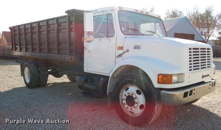 image for item DD8938 1999 International 4700 grain truck