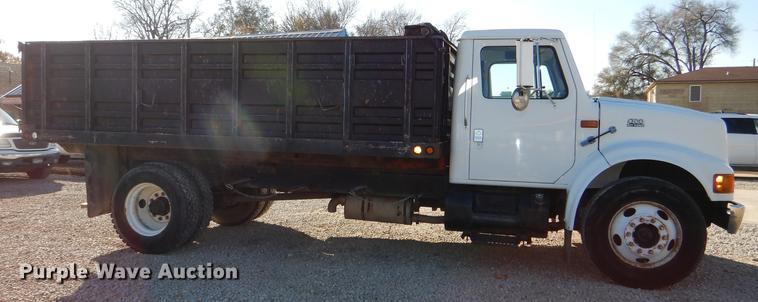 image for item DD8938 1999 International 4700 grain truck
