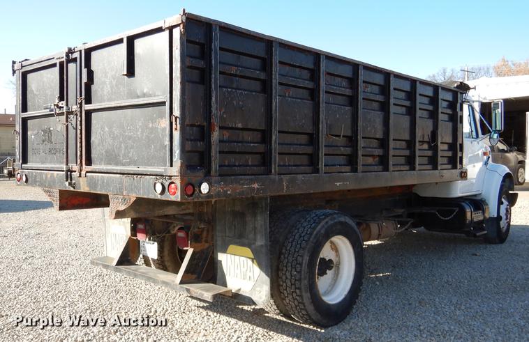 image for item DD8938 1999 International 4700 grain truck