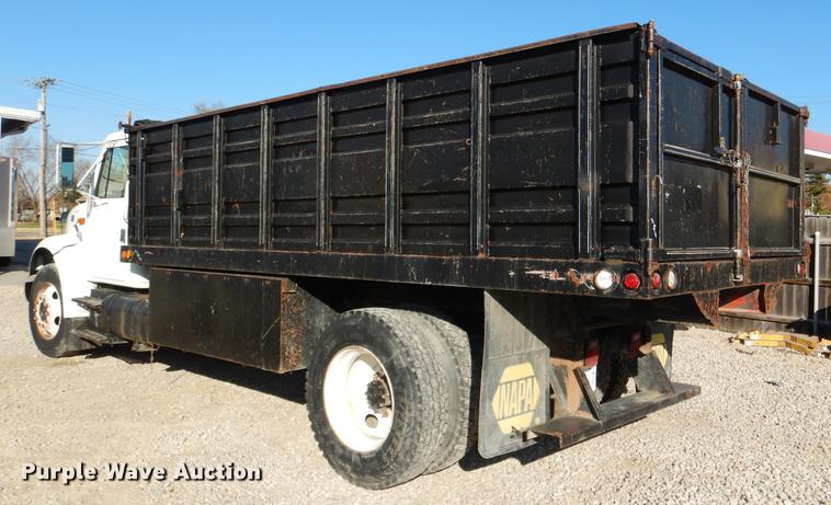 image for item DD8938 1999 International 4700 grain truck