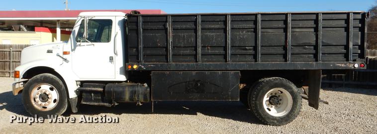 image for item DD8938 1999 International 4700 grain truck