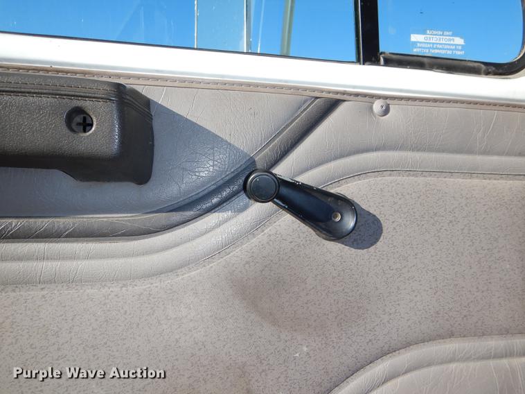 image for item DD8938 1999 International 4700 grain truck