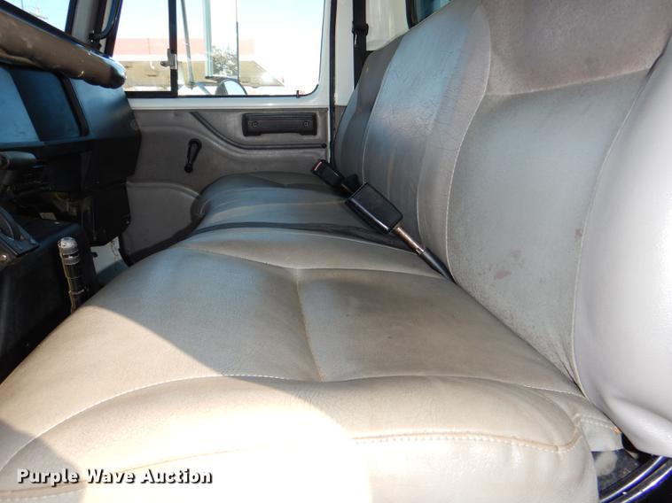 image for item DD8938 1999 International 4700 grain truck