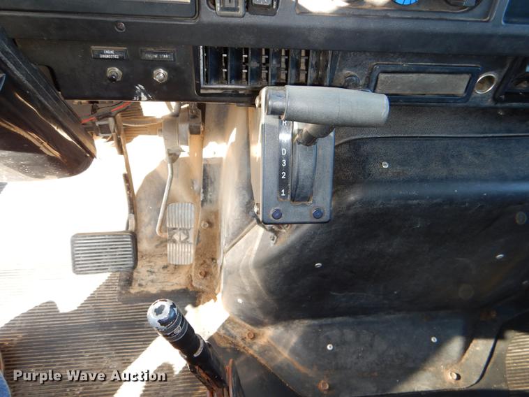 image for item DD8938 1999 International 4700 grain truck