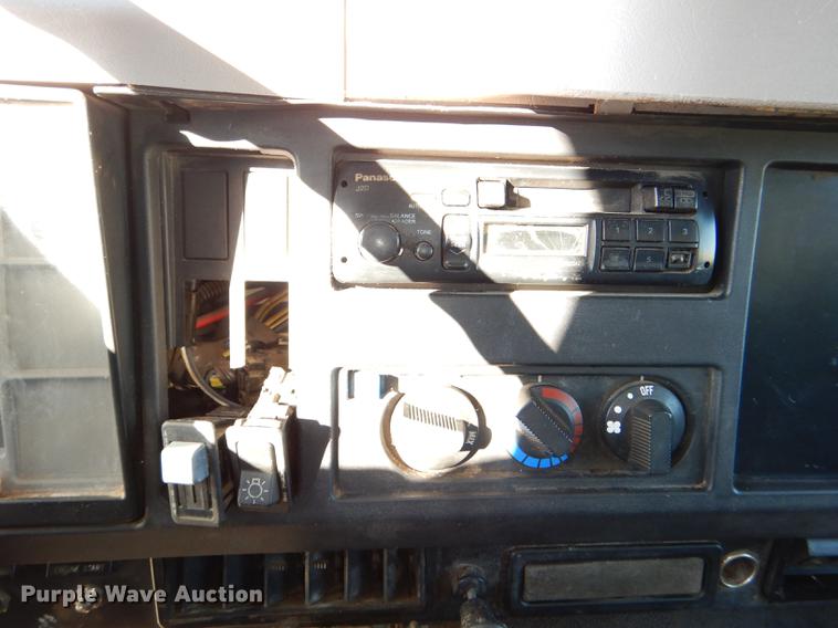 image for item DD8938 1999 International 4700 grain truck