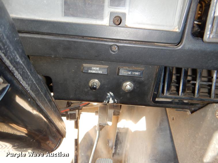 image for item DD8938 1999 International 4700 grain truck