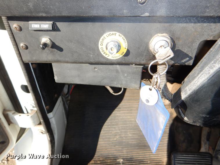 image for item DD8938 1999 International 4700 grain truck