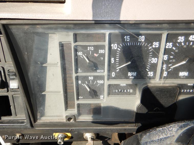 image for item DD8938 1999 International 4700 grain truck