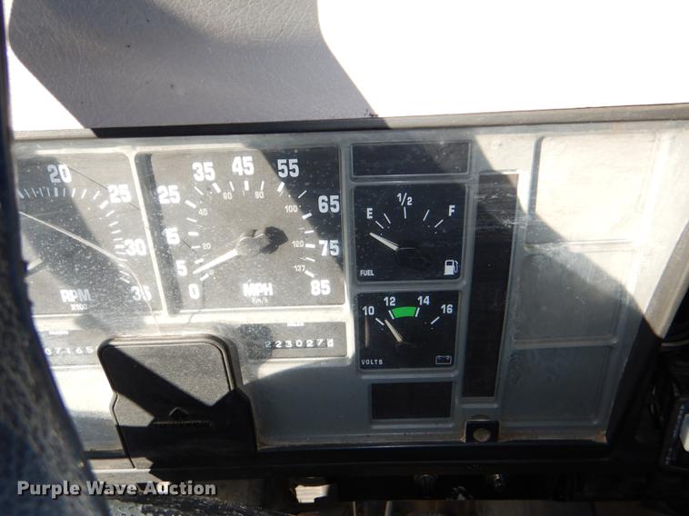 image for item DD8938 1999 International 4700 grain truck