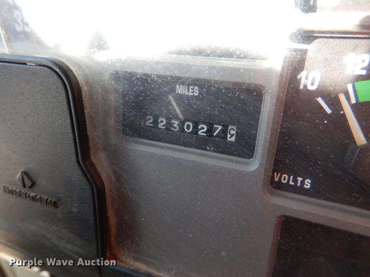 image for item DD8938 1999 International 4700 grain truck