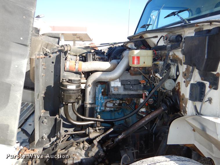 image for item DD8938 1999 International 4700 grain truck