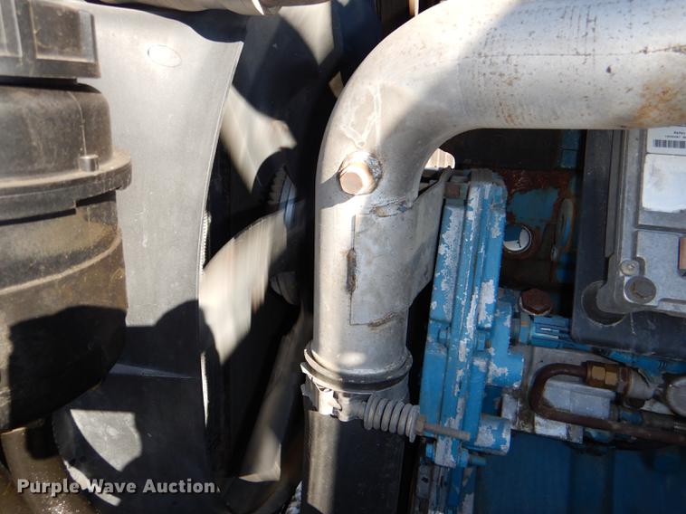 image for item DD8938 1999 International 4700 grain truck