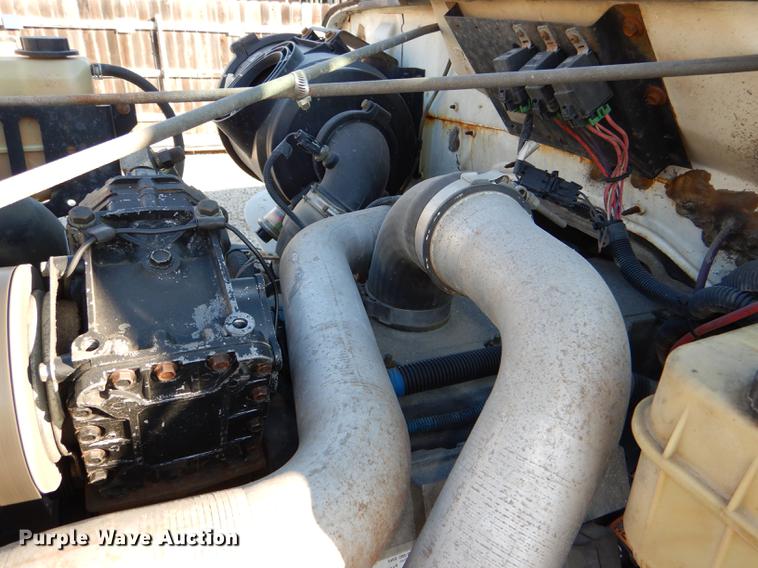 image for item DD8938 1999 International 4700 grain truck