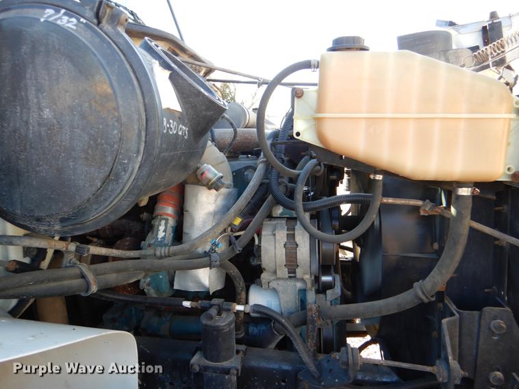 image for item DD8938 1999 International 4700 grain truck