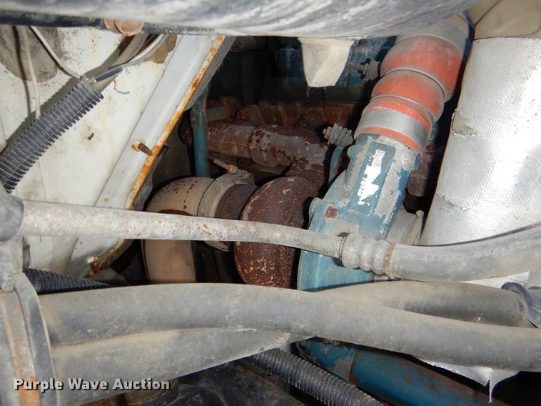 image for item DD8938 1999 International 4700 grain truck