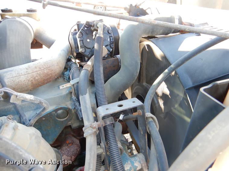 image for item DD8938 1999 International 4700 grain truck