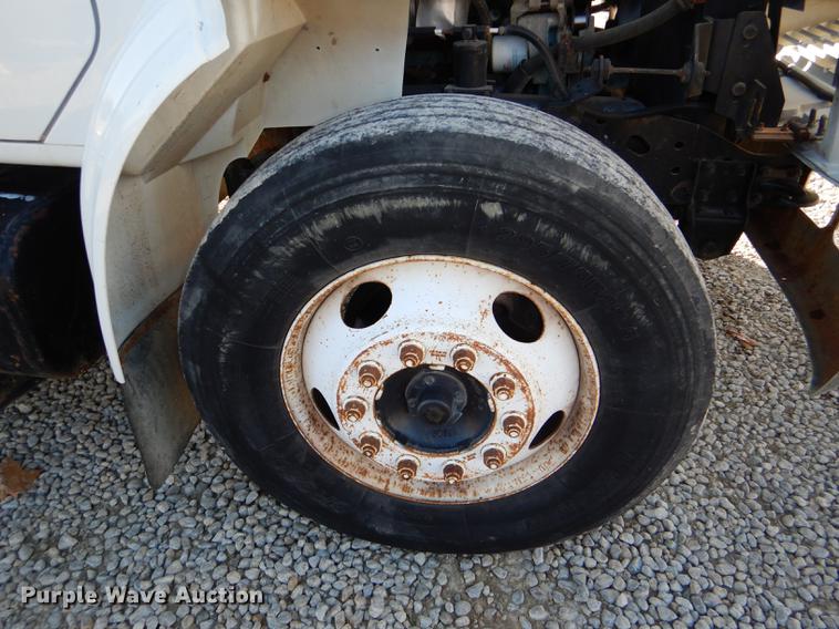 image for item DD8938 1999 International 4700 grain truck