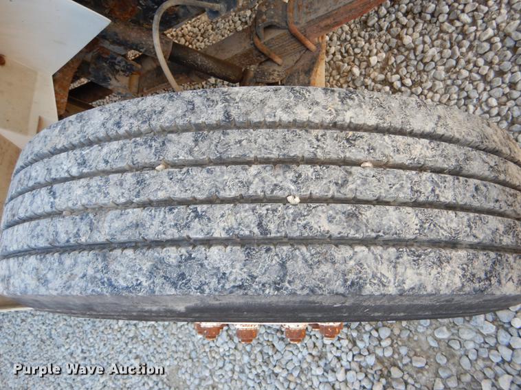 image for item DD8938 1999 International 4700 grain truck