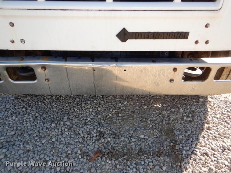 image for item DD8938 1999 International 4700 grain truck
