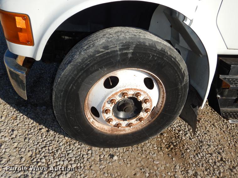 image for item DD8938 1999 International 4700 grain truck