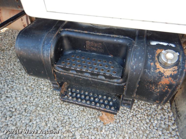 image for item DD8938 1999 International 4700 grain truck