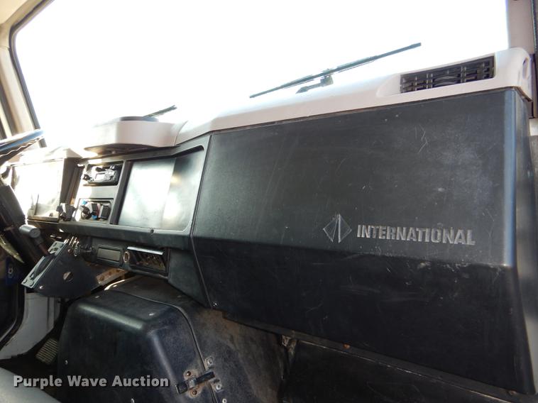 image for item DD8938 1999 International 4700 grain truck