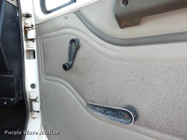 image for item DD8938 1999 International 4700 grain truck