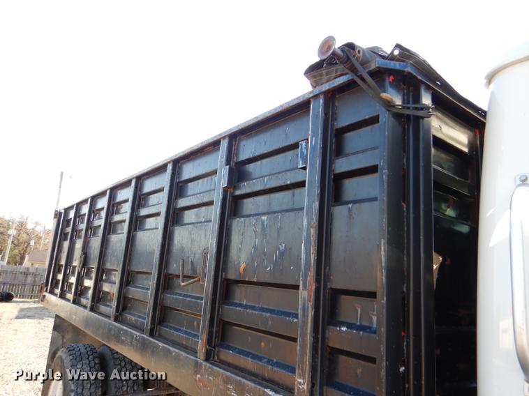 image for item DD8938 1999 International 4700 grain truck