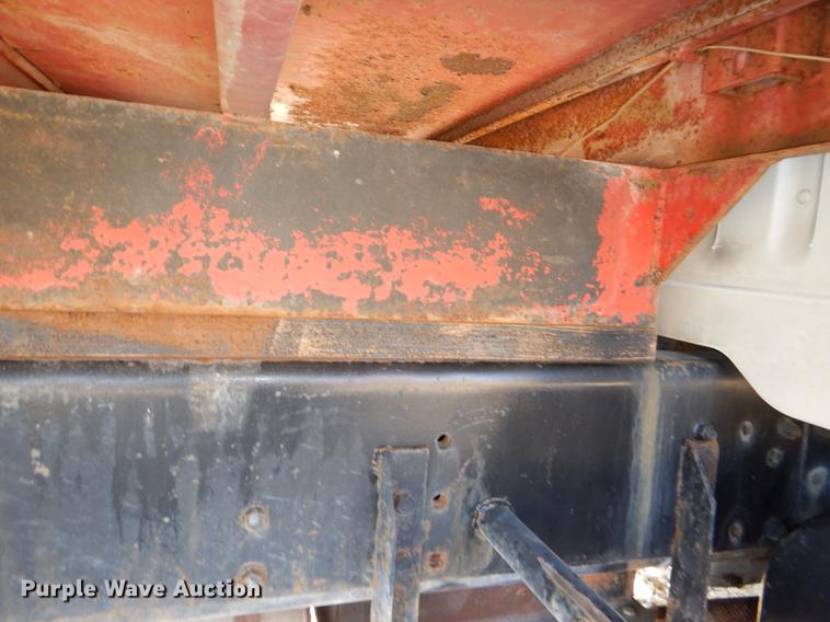 image for item DD8938 1999 International 4700 grain truck