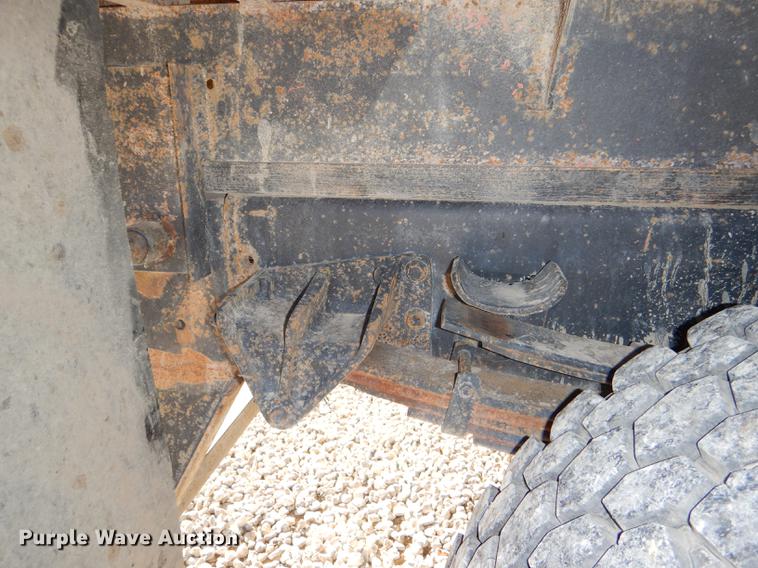 image for item DD8938 1999 International 4700 grain truck