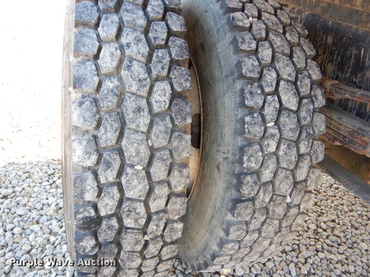 image for item DD8938 1999 International 4700 grain truck