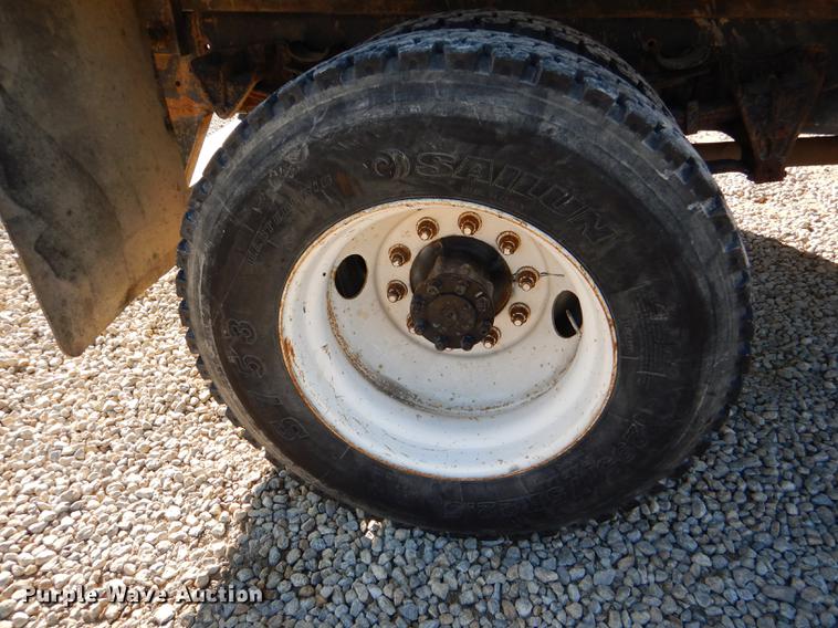 image for item DD8938 1999 International 4700 grain truck