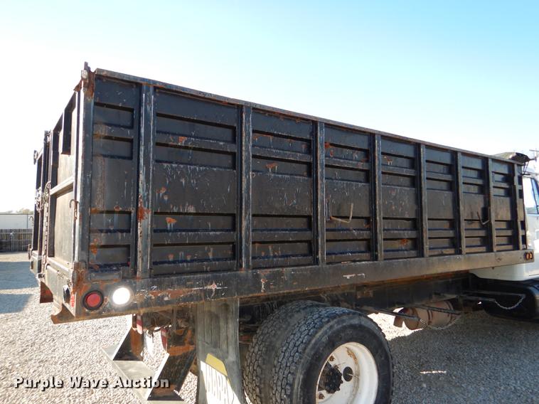 image for item DD8938 1999 International 4700 grain truck