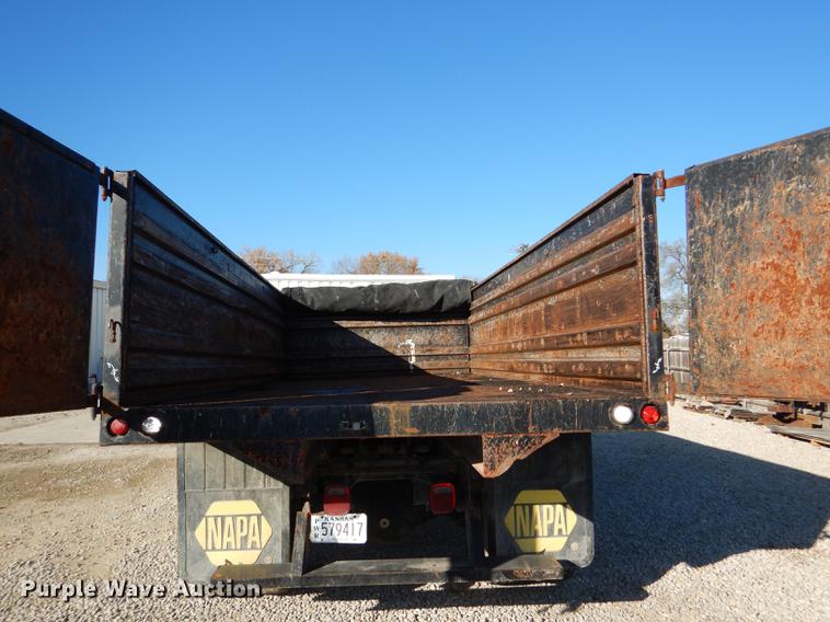 image for item DD8938 1999 International 4700 grain truck