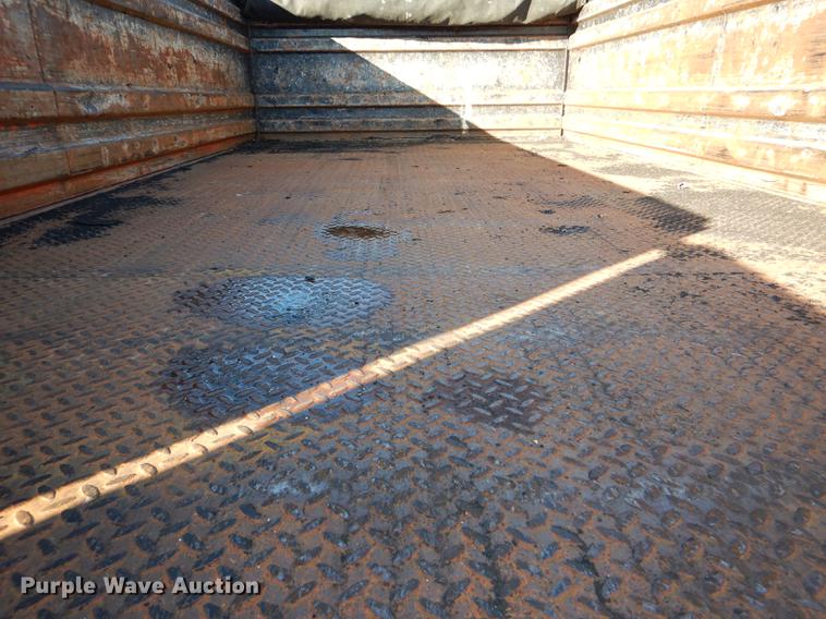 image for item DD8938 1999 International 4700 grain truck