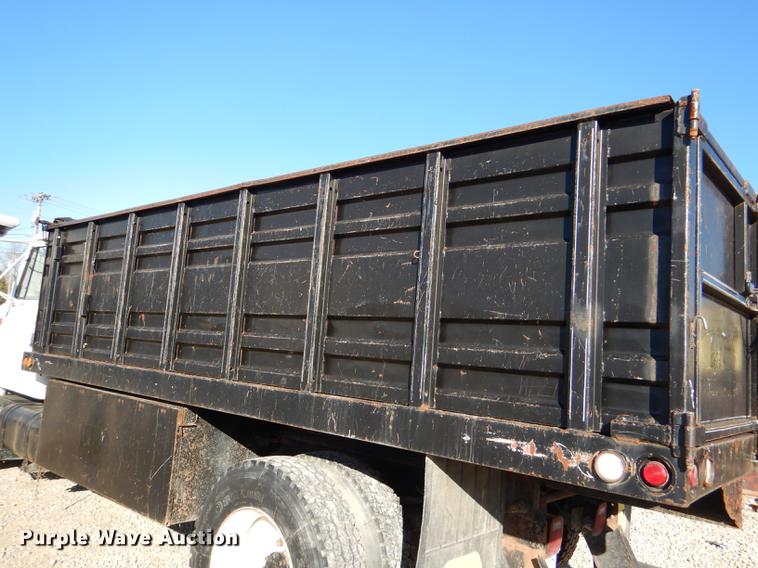 image for item DD8938 1999 International 4700 grain truck