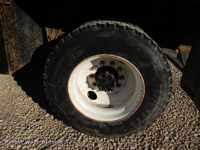 image for item DD8938 1999 International 4700 grain truck