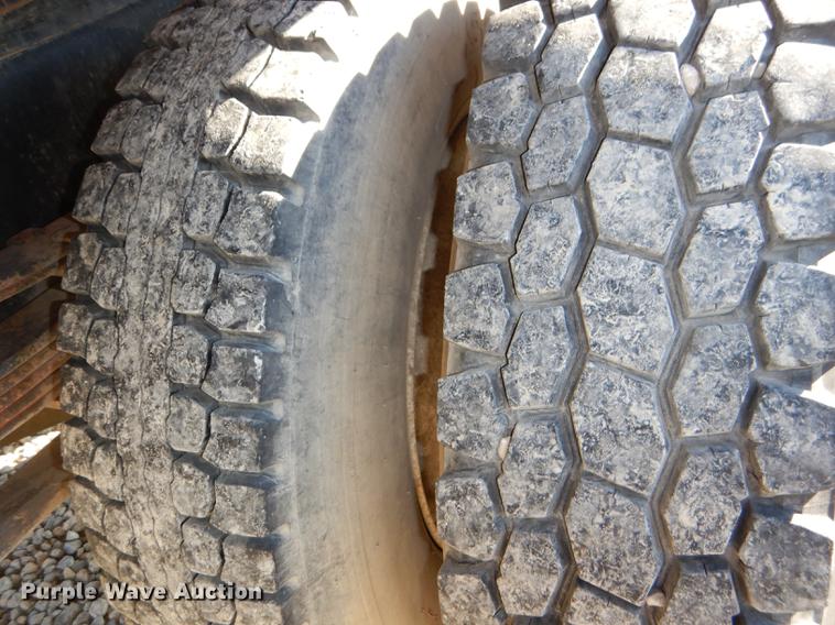 image for item DD8938 1999 International 4700 grain truck