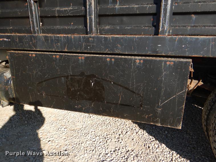 image for item DD8938 1999 International 4700 grain truck