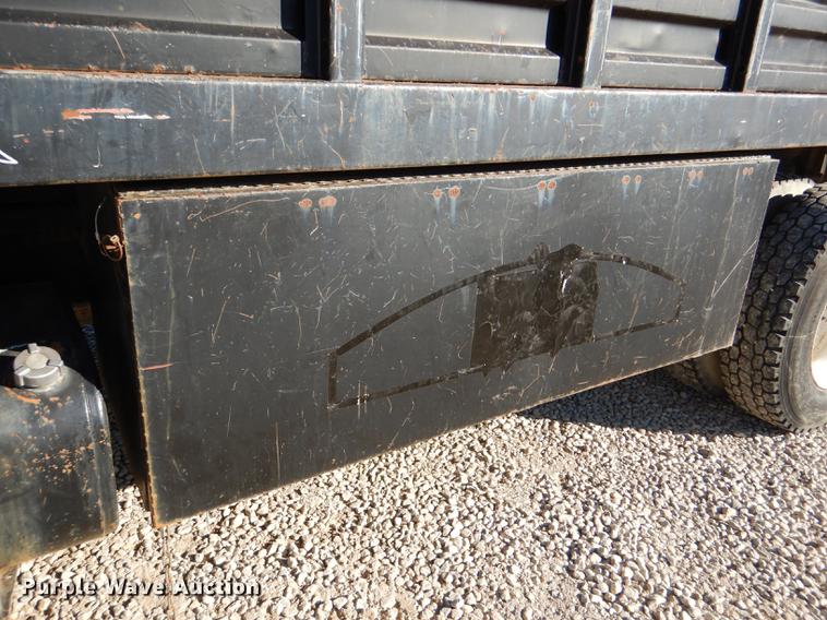 image for item DD8938 1999 International 4700 grain truck