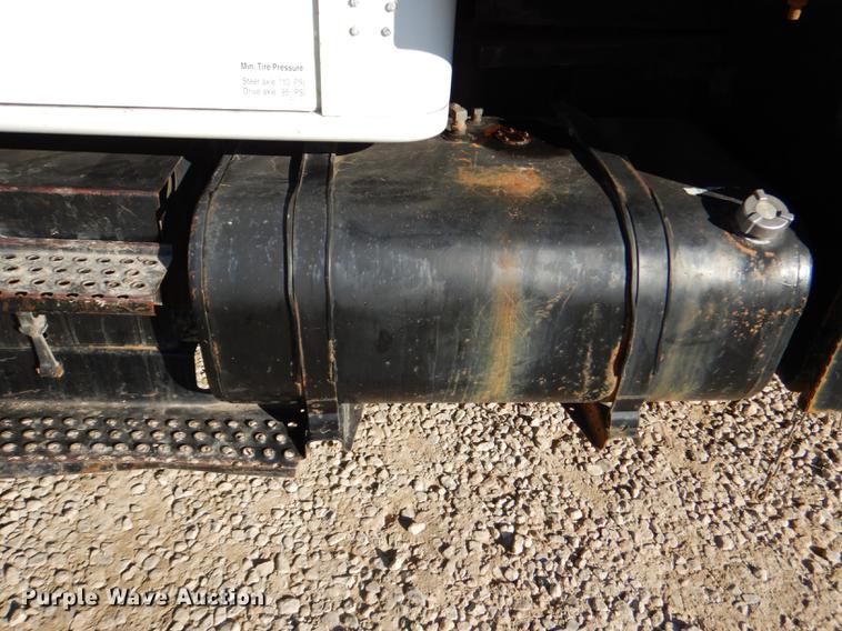 image for item DD8938 1999 International 4700 grain truck