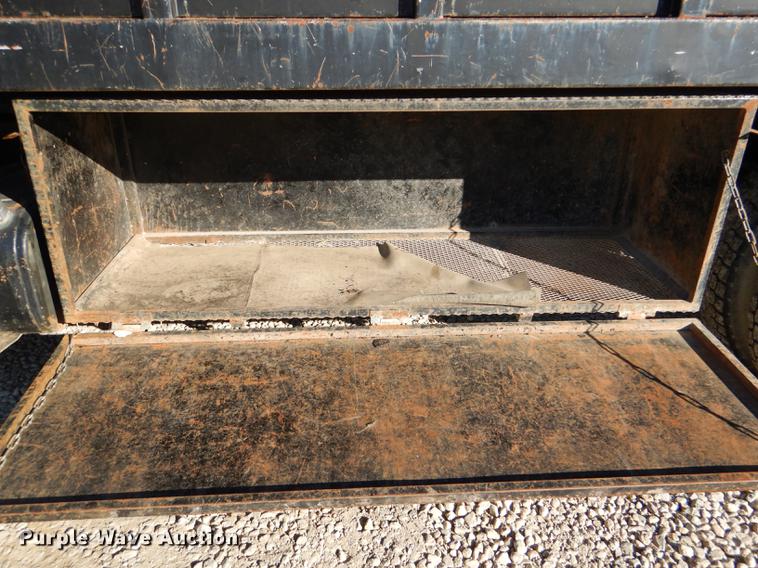 image for item DD8938 1999 International 4700 grain truck