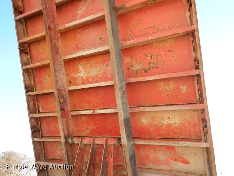 image for item DD8938 1999 International 4700 grain truck