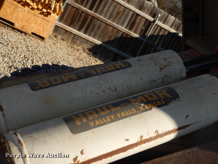 image for item DD8938 1999 International 4700 grain truck